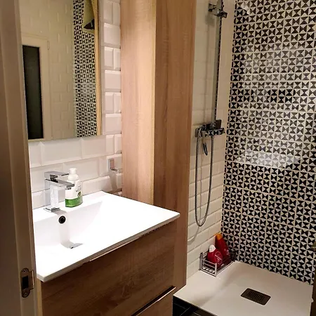 Newly Renovated In Downtown Apartment *